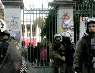 «Αρχισαν τα όργανα»: Υπό κατάληψη από αναρχικούς το κτίριο Αβέρωφ στο Πολυτεχνείο